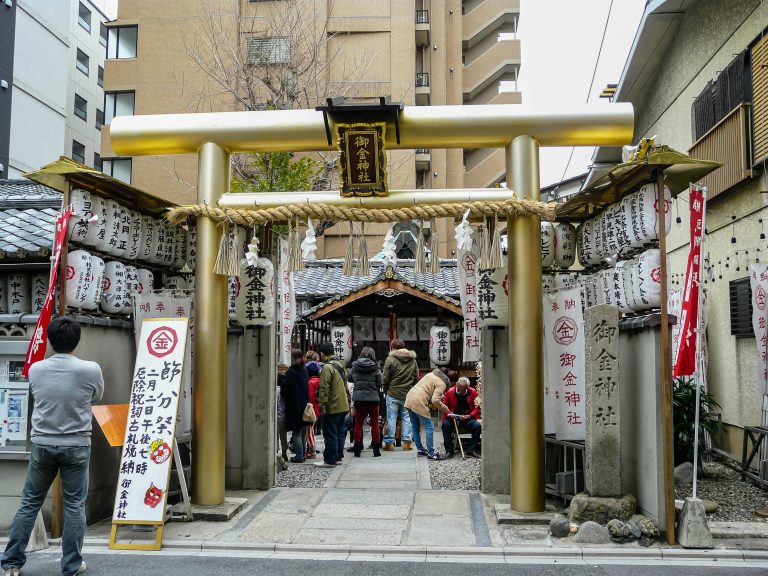 御金神社の金色の鳥居